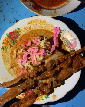 Kupat Glabed Sate Blengong Hj. Inah Alun Alun Brebes, Kuliner Khas Brebes